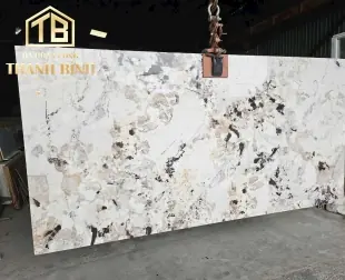 Đá Hoa Cương: Vẻ Đẹp Sang Trọng, Độ Bền Vượt Trội & Ứng Dụng Đa Dạng
